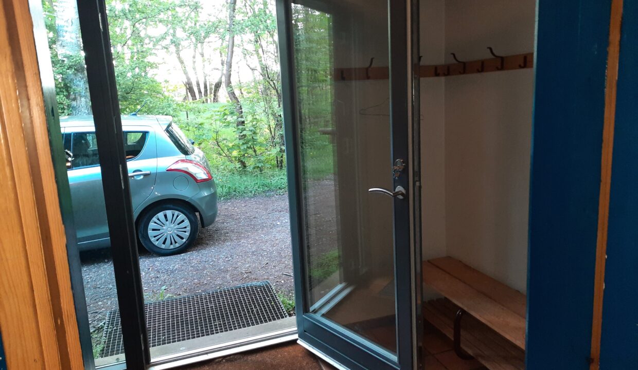 Entre med knager og skohylde