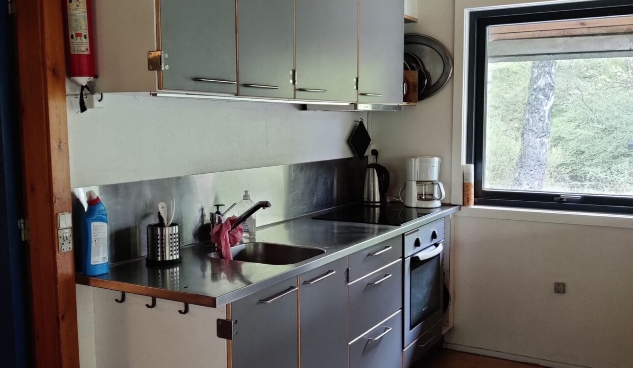 køkkenside med vask og komfur