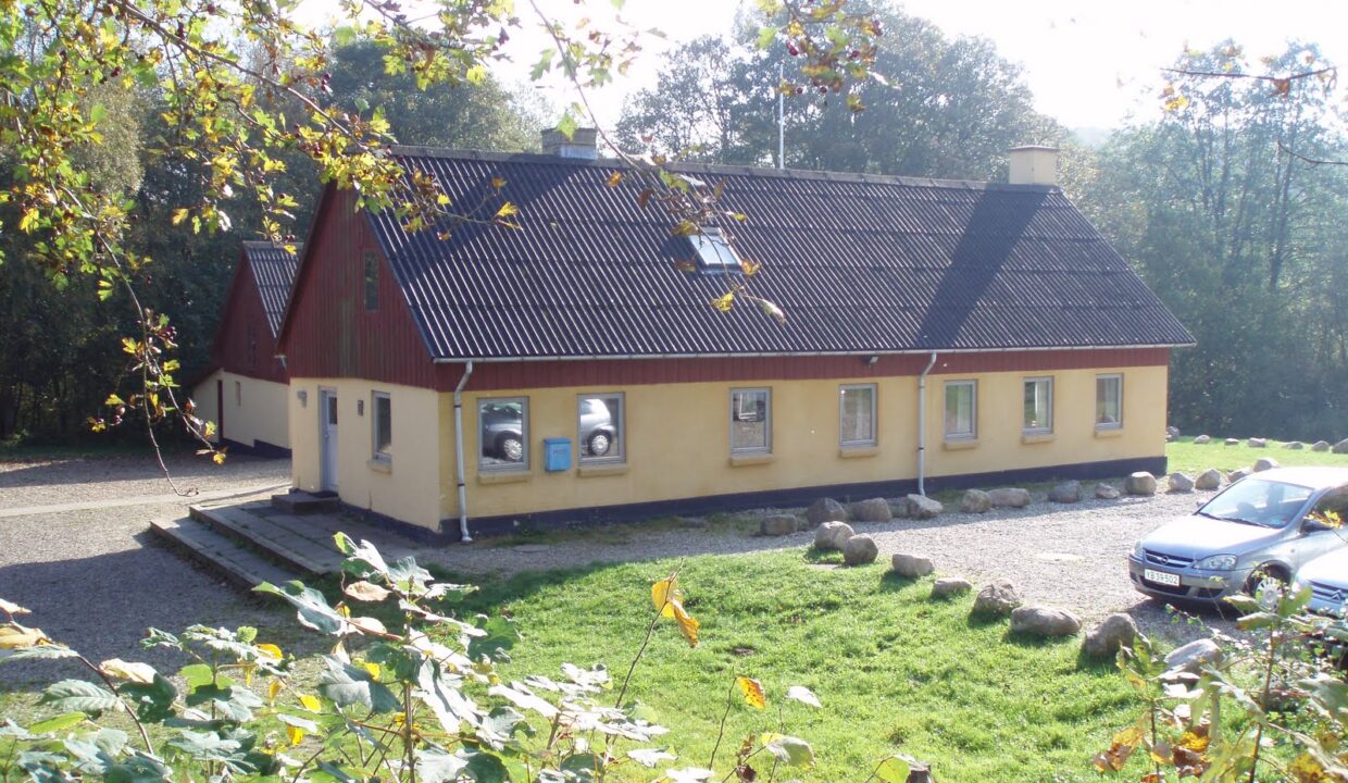 Hovedbygning-og-P-plads