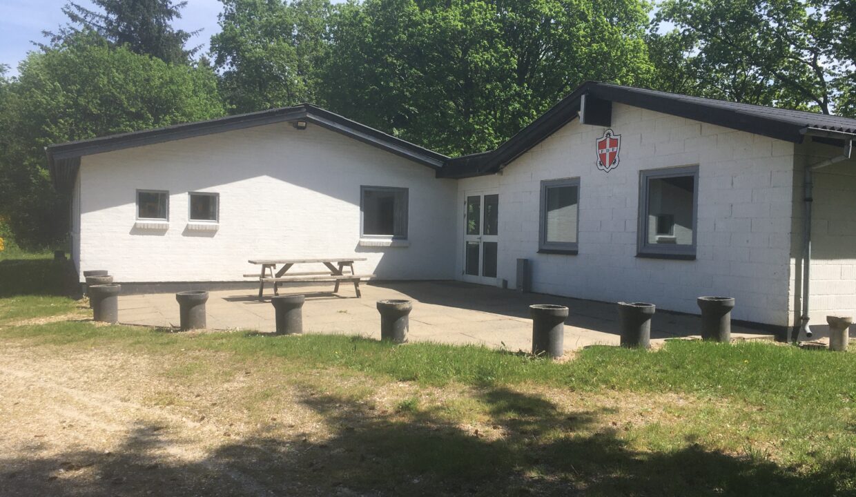 Terasse ud for hovedindgang.