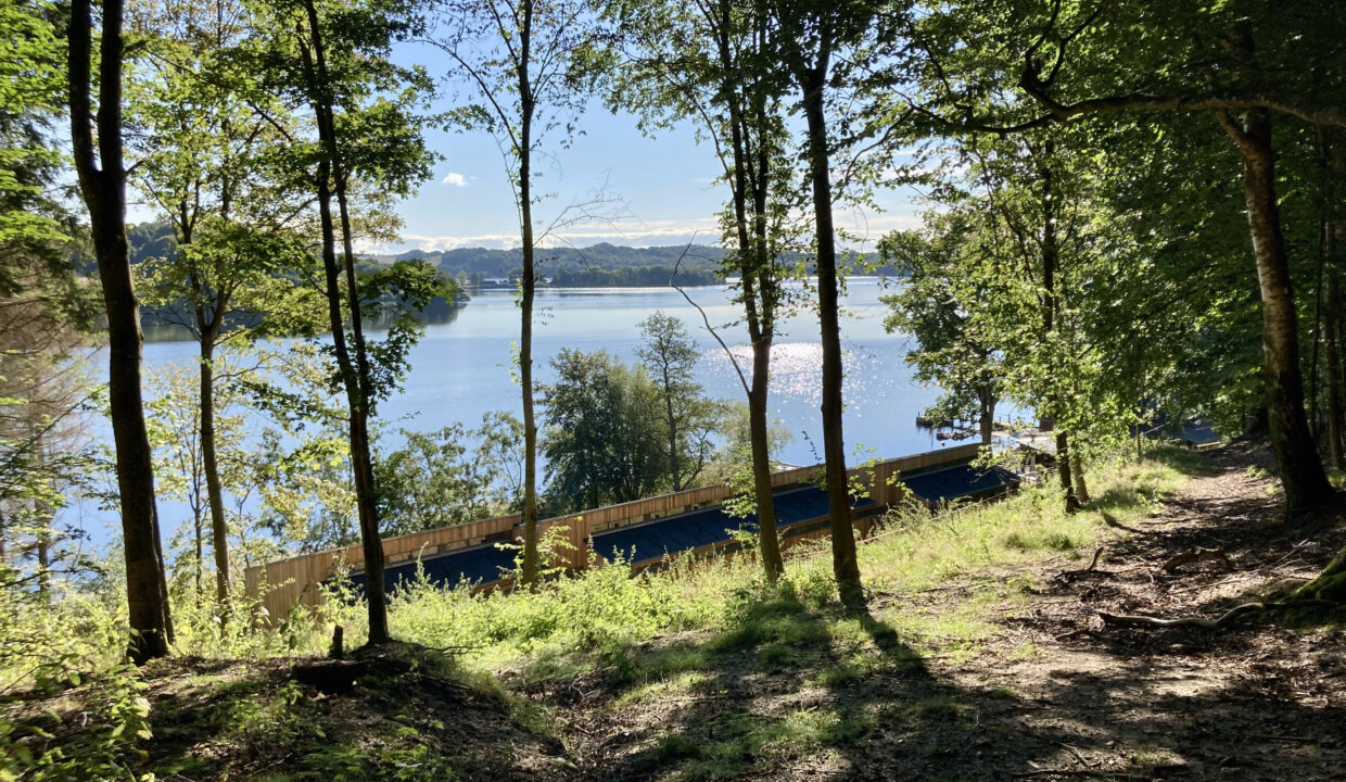 Møgelø, Julsø i sol hen over overnatningsbygninger