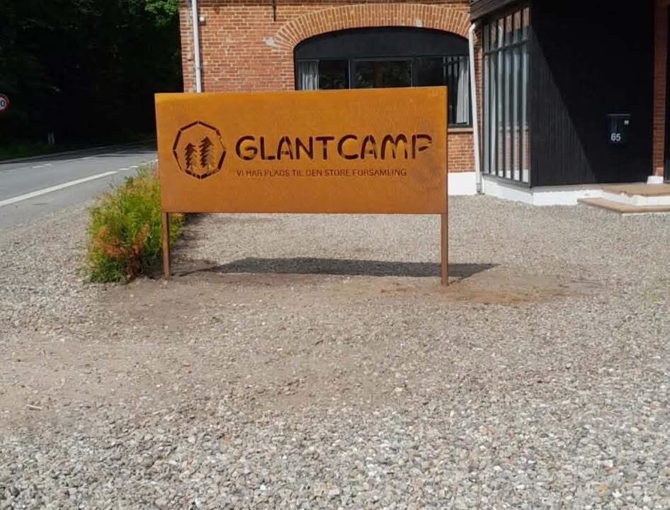 Skilt foran Glant Camp