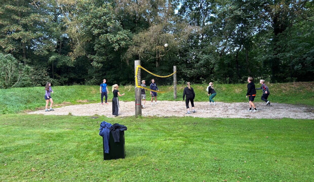 Volleyballbane med folk